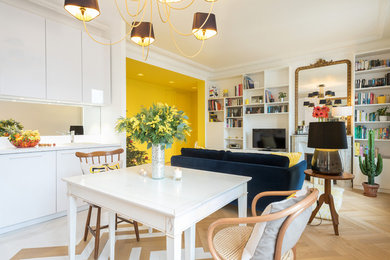 Réalisation d'une cuisine avec un plan de travail en terrazzo, une crédence miroir, tomettes au sol, un sol blanc et un plan de travail blanc.