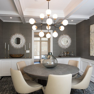Idee per una grande sala da pranzo aperta verso la cucina design con pareti grigie, parquet scuro, nessun camino, pavimento marrone, soffitto a cassettoni e boiserie