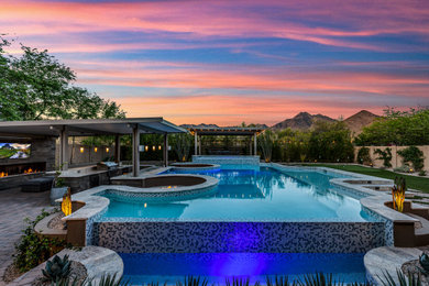 Modelo de casa de la piscina y piscina infinita minimalista grande a medida en patio trasero con adoquines de ladrillo