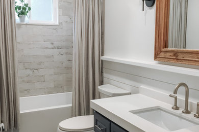 Example of an eclectic bathroom design in Toronto