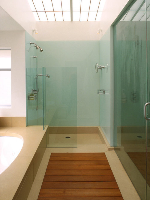 Badezimmer mit Unterbauwanne und Fliesen aus Glasscheiben Ideen, Design