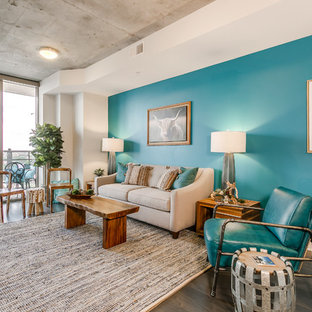 Idee per un piccolo soggiorno tradizionale aperto con pareti blu, pavimento in legno massello medio, camino classico, TV autoportante e pavimento marrone