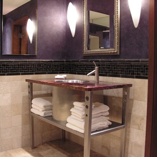 Bäder mit beigefarbenen Fliesen und lila Wandfarbe Ideen, Design