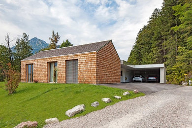 HOLZPUR Massivholzhaus mit Holzschindelverkleidung, in Tirol