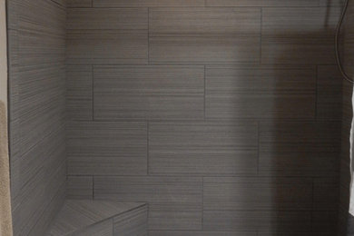 Idée de décoration pour une petite salle de bain avec un carrelage gris.