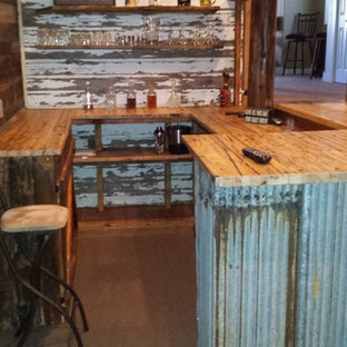 デンバーの大きいラスティックスタイルのおしゃれな着席型バー (アンダーカウンターシンク、落し込みパネル扉のキャビネット、濃色木目調キャビネット、木材カウンター、茶色いキッチンパネル、木材のキッチンパネル、ラミネートの床、茶色い床) の写真