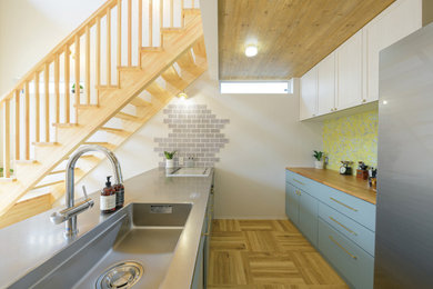 北欧スタイルの高性能住宅レンジフードのないキッチン