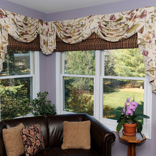 Großes, Offenes Mediterranes Wohnzimmer mit lila Wandfarbe, braunem Holzboden, Kamin, Kaminsims aus Stein und Wand-TV in Detroit