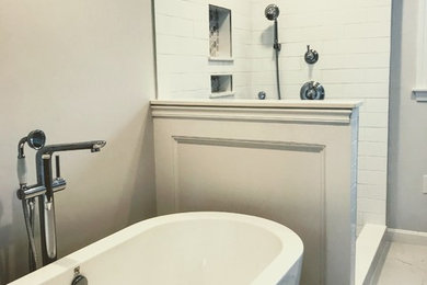 Example of a minimalist bathroom design in Boston
