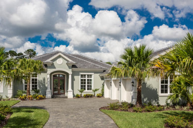 Example of an exterior home design in Tampa