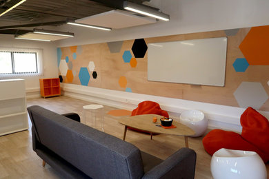 Réalisation d'un grand bureau urbain avec un mur multicolore, un sol en vinyl et un sol gris.