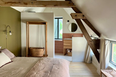 Aménagement d'une chambre d'amis classique de taille moyenne avec un mur vert, parquet clair, un sol beige et poutres apparentes.