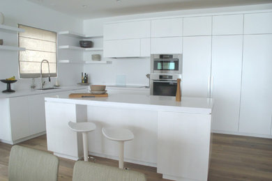 Minimalist kitchen photo in Los Angeles