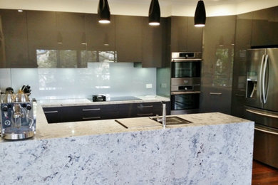 Inspiration for a small modern u-shaped separate kitchen in Sydney with no island.