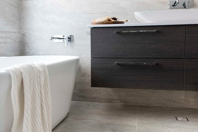 Стильный дизайн: ванная комната среднего размера - последний тренд