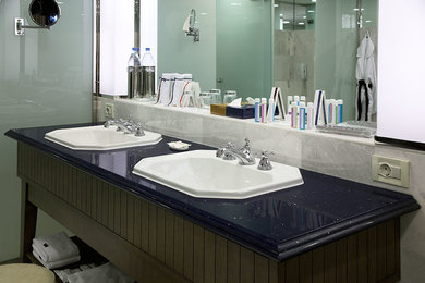 Example of a classic bathroom design in Montreal