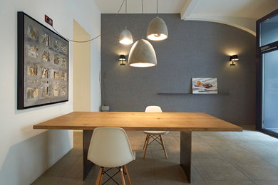 Modernes Esszimmer mit grauer Wandfarbe und Keramikboden in Sonstige