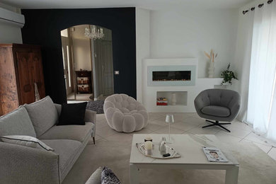 Modelo de salón abierto y gris y blanco moderno de tamaño medio sin chimenea y televisor con paredes blancas, suelo de baldosas de cerámica y suelo beige