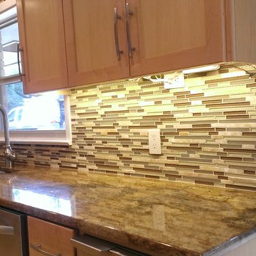 KITCHEN BACKSPLASH - Linear Glass / Marble Mosaic