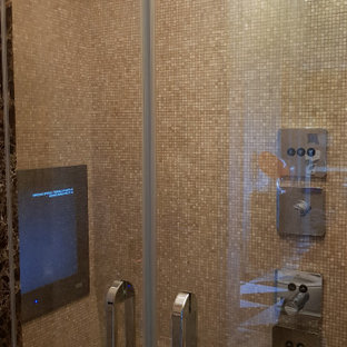 Immagine di una piccola stanza da bagno padronale eclettica con ante a filo, ante turchesi, vasca ad alcova, doccia alcova, WC sospeso, piastrelle beige, piastrelle a mosaico, pareti beige, pavimento con piastrelle a mosaico, lavabo a bacinella, top in marmo, pavimento beige, porta doccia a battente e top marrone