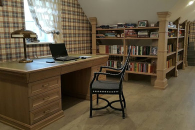 Idéer för mellanstora vintage hemmabibliotek, med ett fristående skrivbord