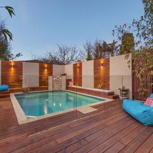 メルボルンの中サイズの長方形アジアンスタイルのおしゃれな裏庭プール (デッキ材舗装) の写真