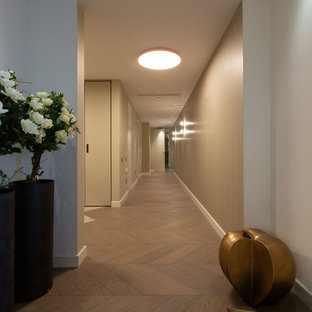 Idéer för att renovera en mellanstor eklektisk hall, med beige väggar, mellanmörkt trägolv, en enkeldörr, mörk trädörr och beiget golv