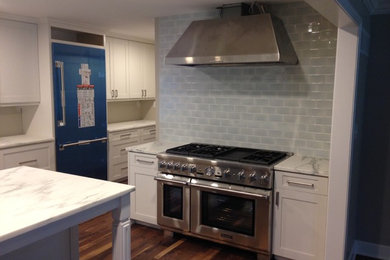 Example of a minimalist kitchen design in Kansas City