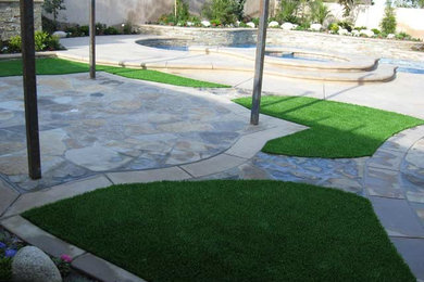 Inspiration for a mid-sized drought-tolerant and full sun front yard landscaping in Los Angeles.