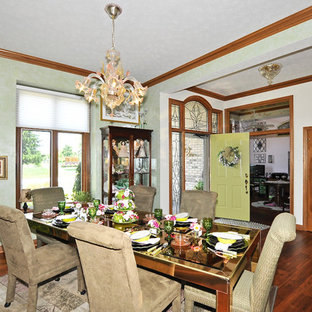 Inspiration för en mellanstor eklektisk foajé, med vita väggar, mellanmörkt trägolv, en enkeldörr och en grön dörr