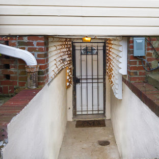 Inspiration för en liten eklektisk hall, med betonggolv, en enkeldörr och brunt golv