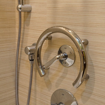 Porcelain tiles look like bamboo.