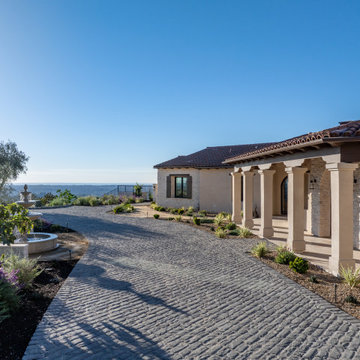 Seamless Indoor-Outdoor Living: A Home Designed for Entertaining and Privacy