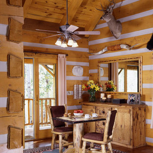 ハンティントンの中サイズのラスティックスタイルのLDKの画像 (茶色い壁、無垢フローリング、暖炉なし)