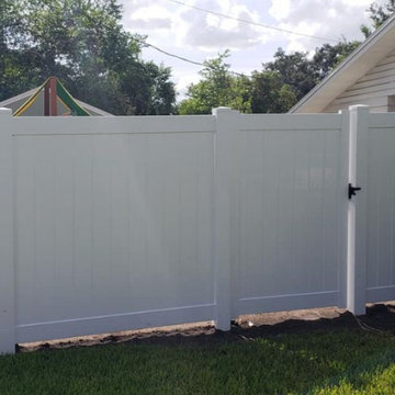 Vinyl Fence with Vinyl Gate for a backyard in Orlando, FL