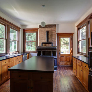 75 Most Popular Victorian Kitchen With Laminate Countertops Design