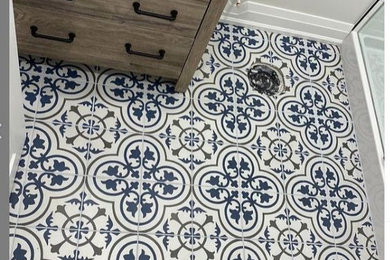 トロントにある低価格のミッドセンチュリースタイルのおしゃれなトイレ・洗面所 (磁器タイルの床、青い床) の写真