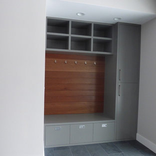 Ejemplo de sótano con puerta contemporáneo, de tamaño medio, sin chimenea, con paredes blancas y suelo de baldosas de cerámica