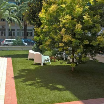 Giardino condominiale in erba sintetica
