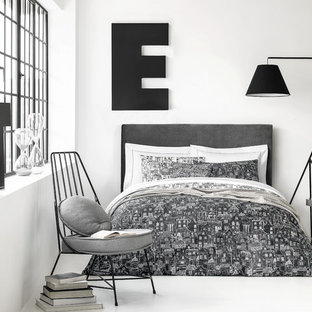 На фото: спальня в скандинавском стиле с белыми стенами и белым полом с