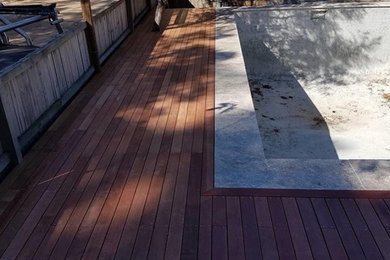 Photo of a modern deck in Gold Coast - Tweed.