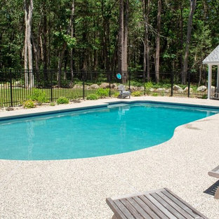 Mittelgroßes Klassisches Sportbecken hinter dem Haus in individueller Form mit Poolhaus und Granitsplitt in Boston