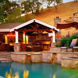 Großer Klassischer Schwimmteich hinter dem Haus in individueller Form mit Natursteinplatten in San Francisco