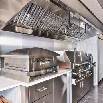 Modern Lake House - Grill & Pizza Oven - Indoor Grilling Area / Outdoor Kitchen