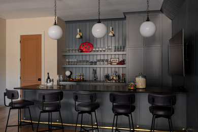 Example of a home bar design in Los Angeles