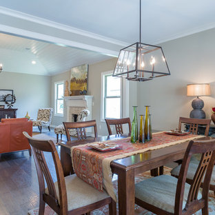 バーミングハムの中サイズのカントリー風 LDKの画像 (ベージュの壁、濃色無垢フローリング、暖炉なし)