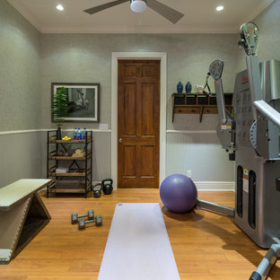 マイアミの小さいトランジショナルスタイルのおしゃれなトレーニングルーム (グレーの壁、無垢フローリング、黄色い床) の写真