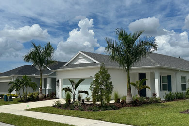 Photo of a mid-sized full sun front yard mulch landscaping in Other.