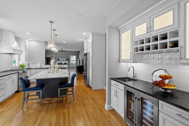 Kitchen - transitional kitchen idea in New York