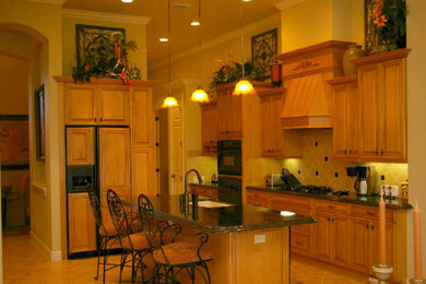 Example of a kitchen design in Miami